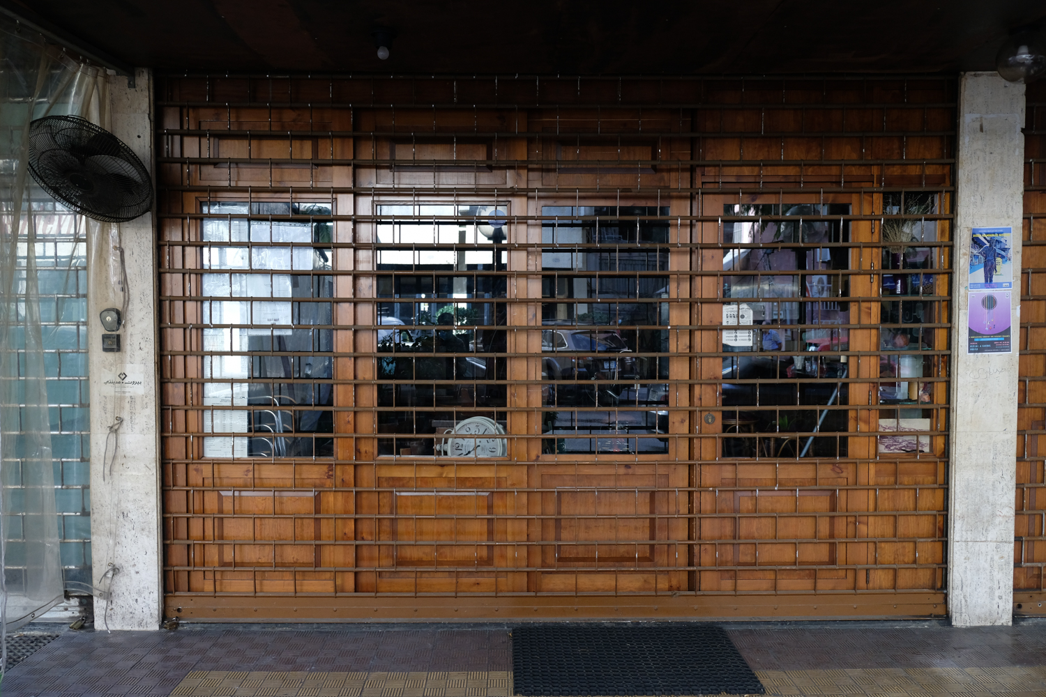 Rows, un des cafés où j’aime m’asseoir pour travailler est fermé. Je passe devant avec nostalgie © Globe Reporters