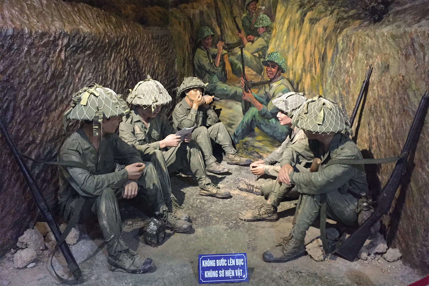 Dans le musée, de nombreuses reconstitutions avec des mannequins permettent aux visiteurs de s’imaginer la vie des soldats pendant la guerre.