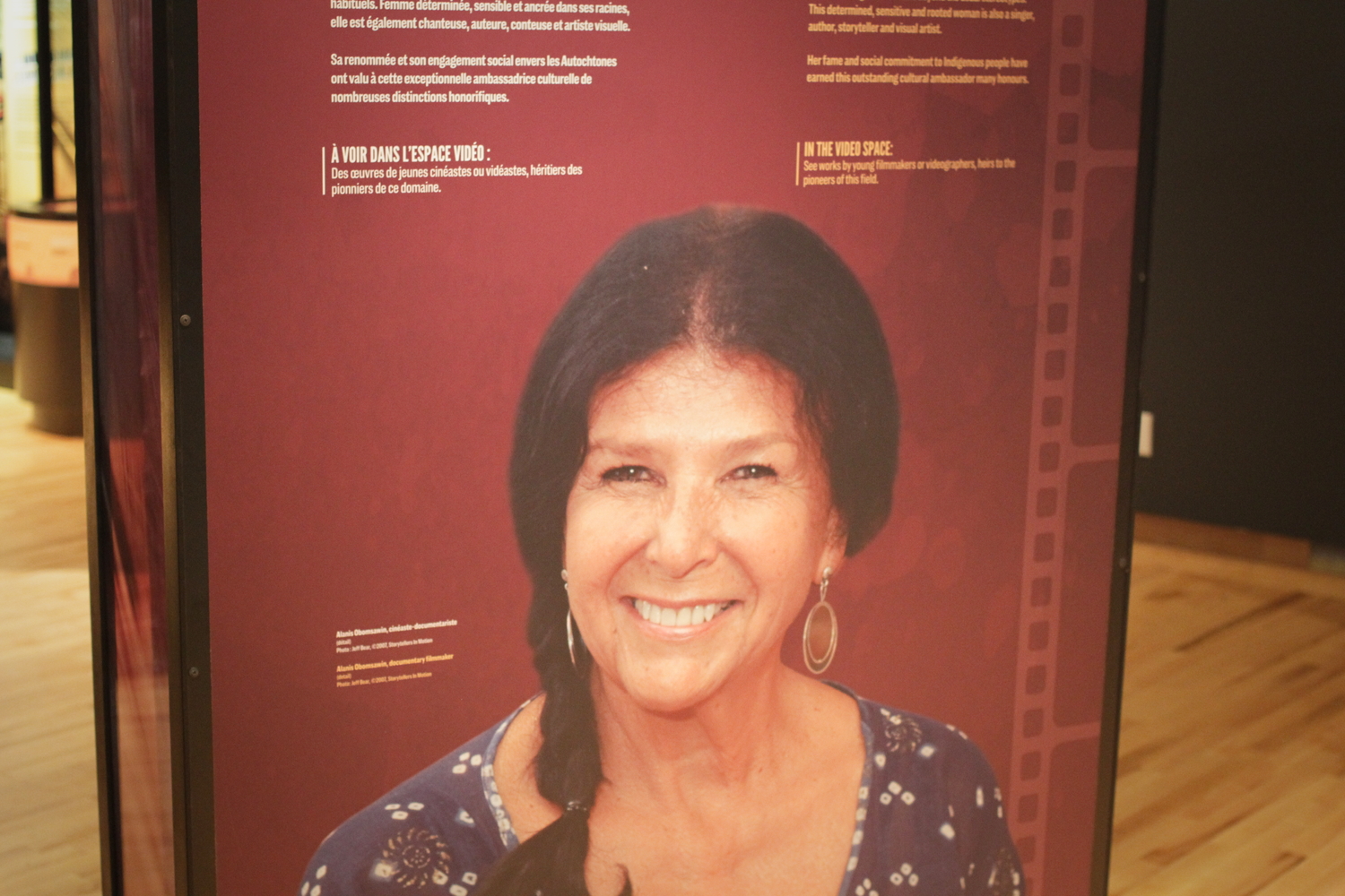 Alanis O’Bomsawin, une abénakise qui est devenue une cinéaste reconnue à l’international. Elle a réalisé des documentaires sur les autochtones.
