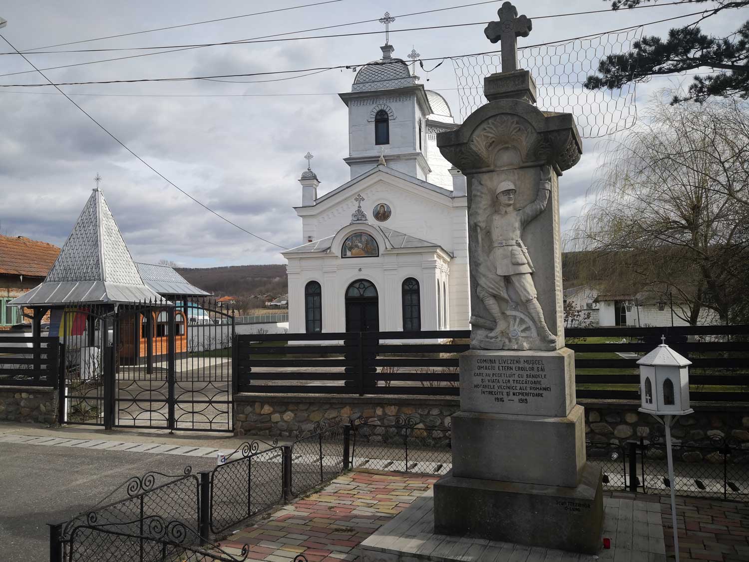Église et monuments aux morts de la Première Guerre mondiale à côté du marché © Globe Reporters