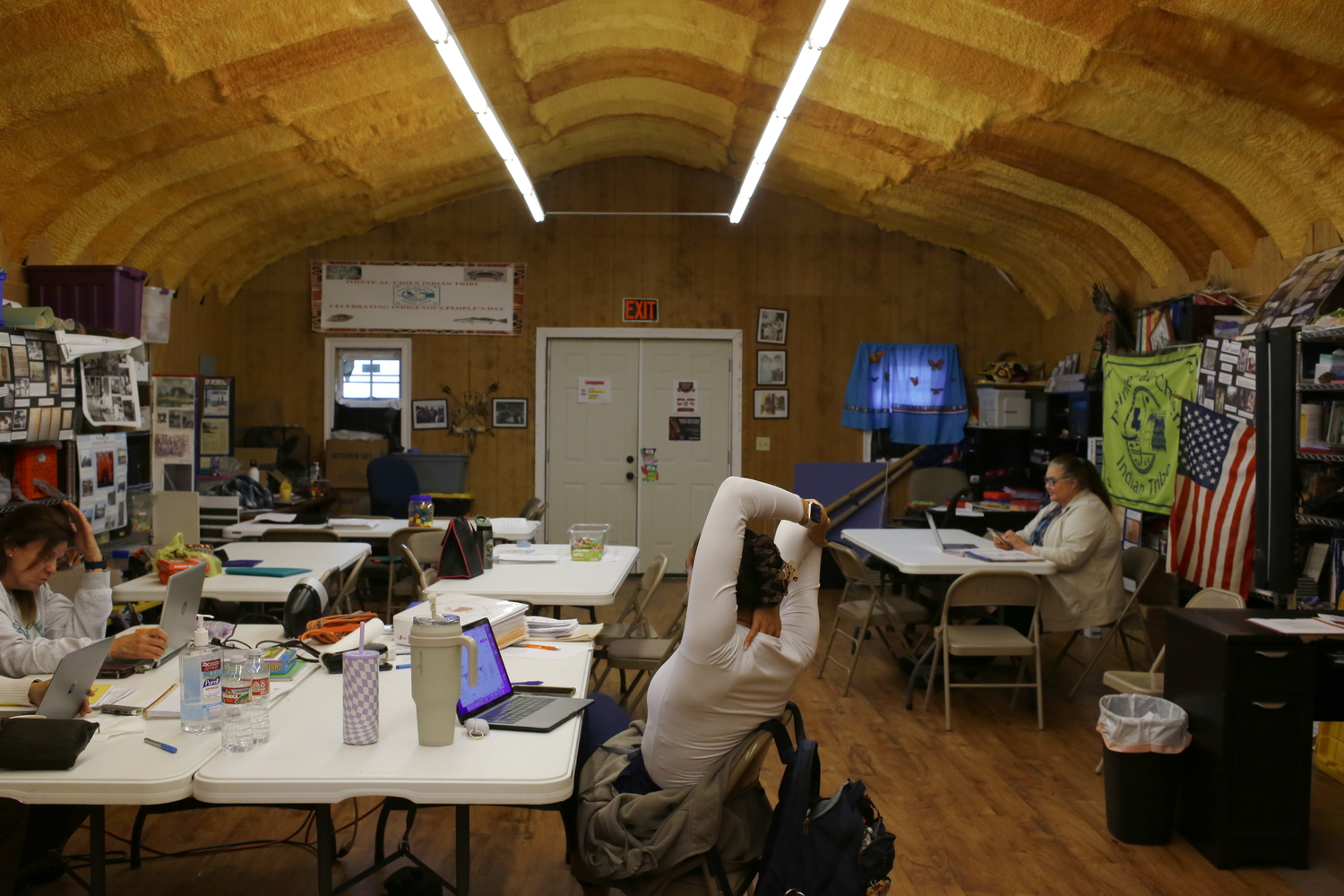 A l’intérieur du bâtiment du conseil de la tribu, qui accueille les élèves depuis la rentrée 2023, avant qu’ils aillent dans le centre communautaire © Globe Reporters