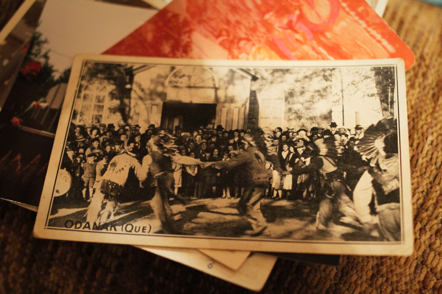 Vieille carte postale qui représente des danses traditionnelles.