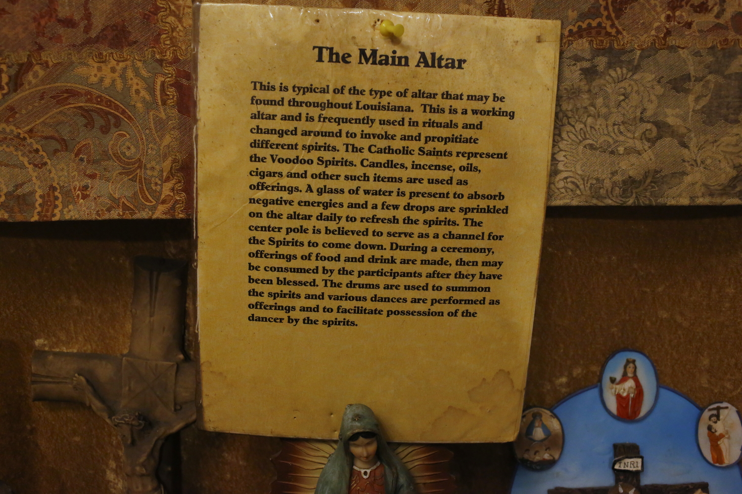 Au musée du vaudou : explications sur l’autel vaudou © Globe Reporters 