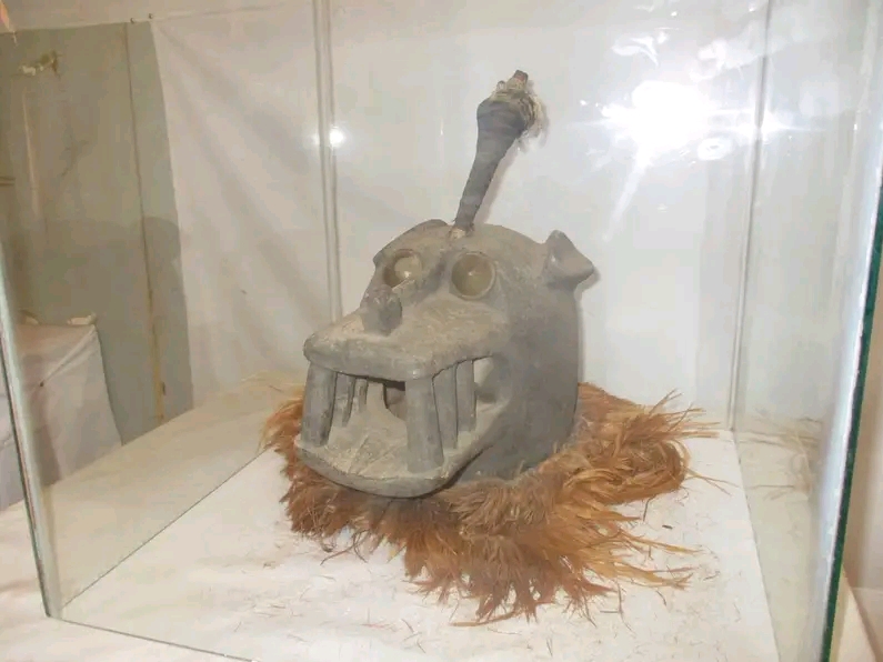 Ce masque appelé Korobola ou « cracheur de feu » est un masque sacré. C’est la pièce la plus ancienne du Musée © Globe Reporters/Musée national