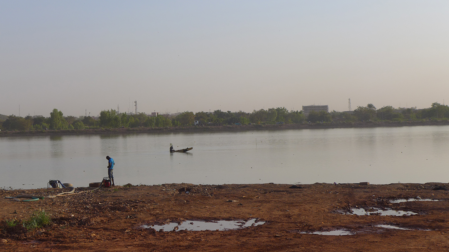 Un pêcheur au barrage numéro 2 au nord de Ouagadougou. 