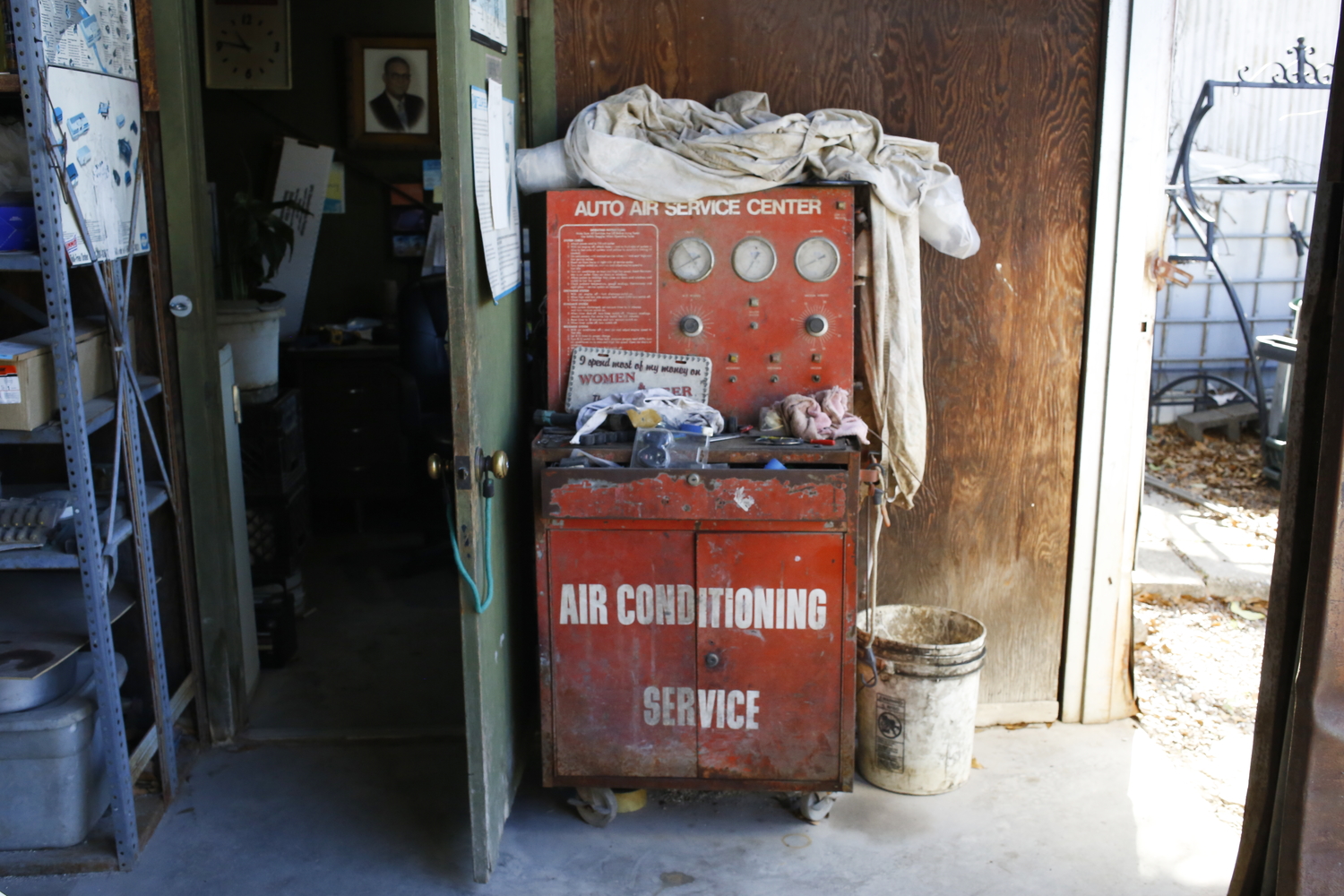 Une vieille machine pour recharger la climatisation, qui n’est plus utilisée mais qui sert de décoration © Globe Reporters