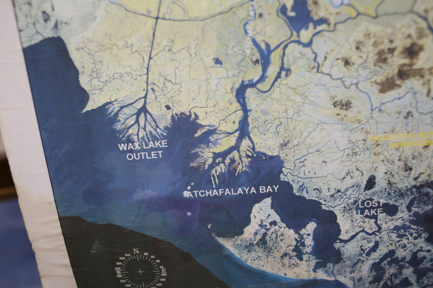 Une carte qui montre que, côté ouest, où les rivières continuent de se déverser, les sédiments continuent à se déposer et à créer de la terre, ce qui n’est pas le cas du côté de bayou Lafourche © Globe Reporters