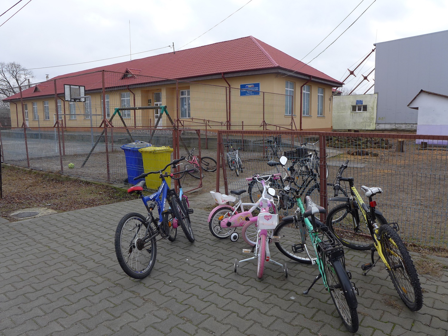 L’école générale de Crisan. La plupart des enfants viennent soit à pied, soit en vélo.