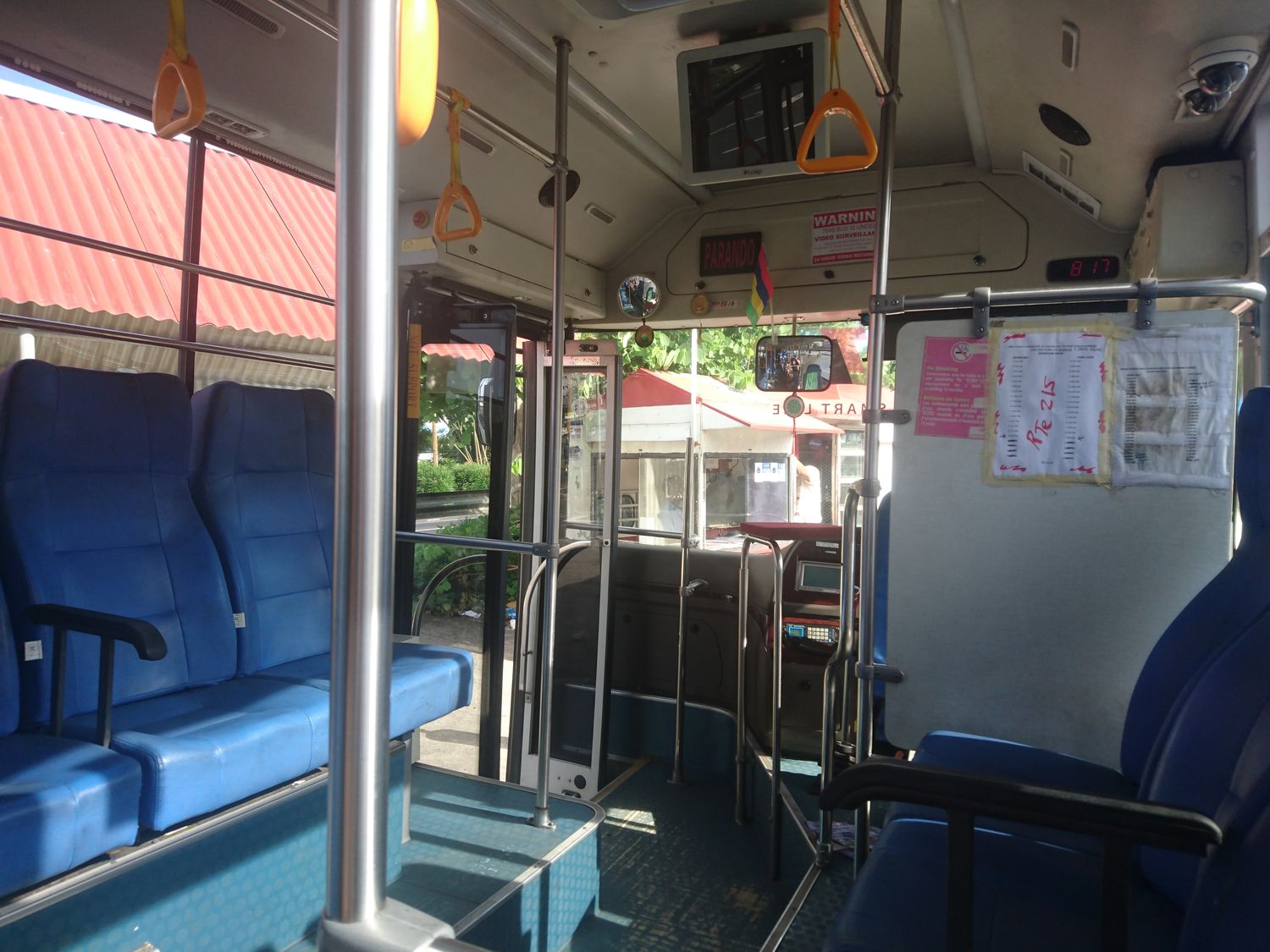 Le bus express qui relie la capitale à Grand Baie est climatisé. Un luxe pour l’île, dont la flotte de bus qu’utilisent quotidiennement les Mauriciens est certes nombreuse, mais vieillissante et sans climatisation.