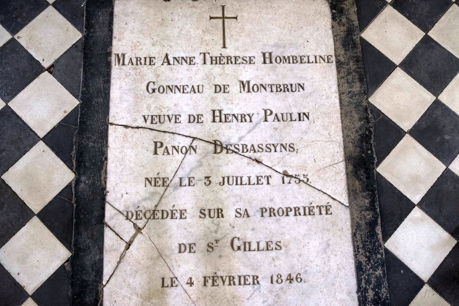 Son clocher tomba sur la stèle en marbre de la défunte et la fendit. Le jour du centième anniversaire de sa mort… Certains y virent le signe de la face démoniaque de Madame DESBASSAYNS.