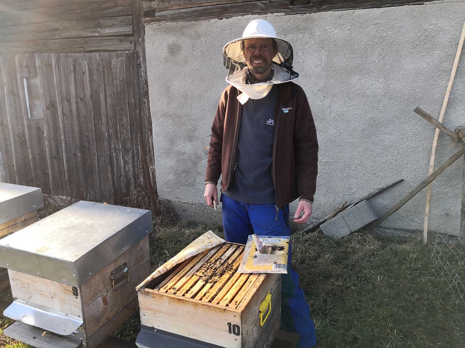 Denis pense augmenter petit à petit son activité d’apiculteur et acquérir de nouvelles ruches © Globe Reporters