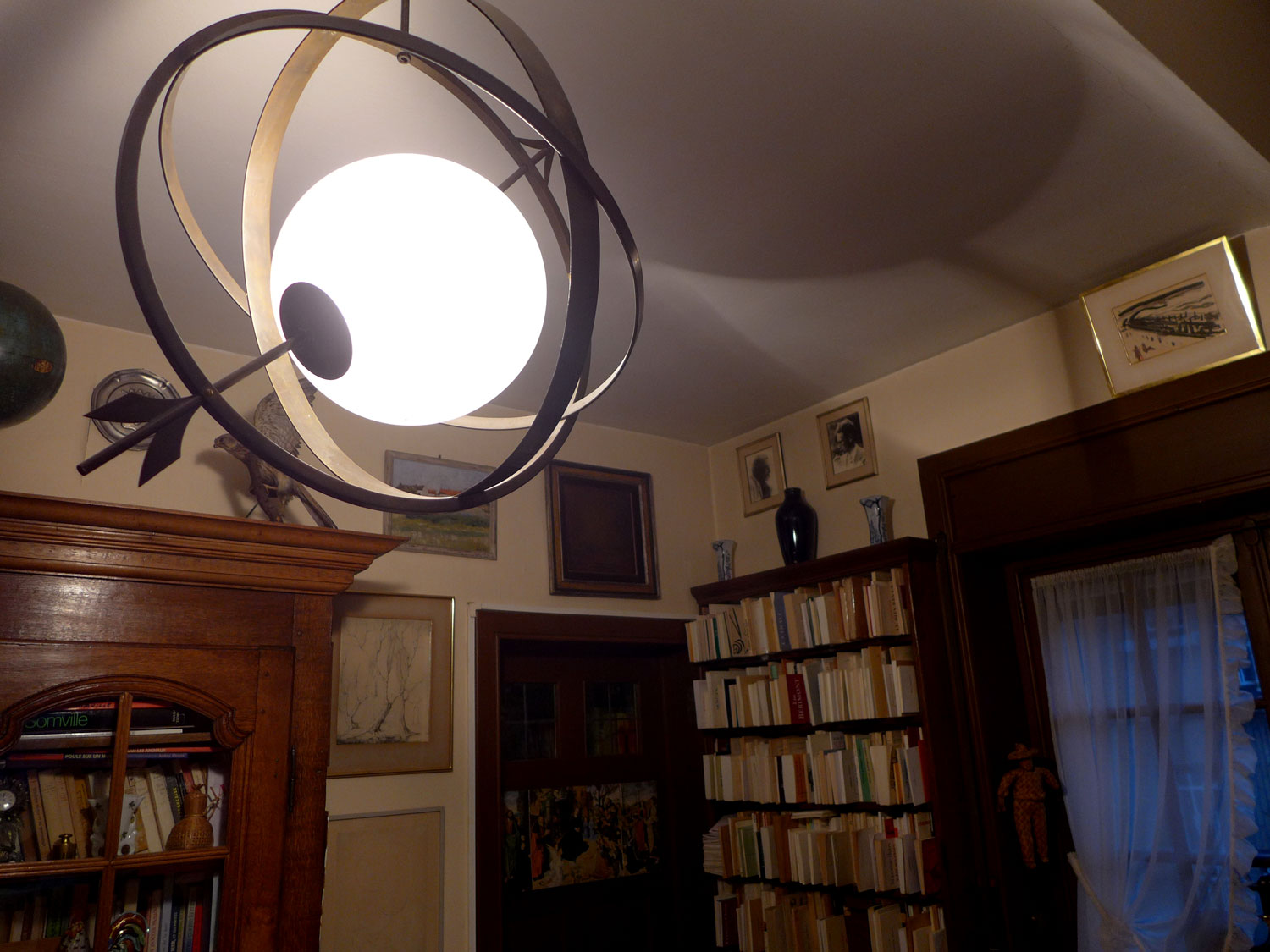 Maurice Carême était un amateur d’astronomie comme le rappelle le luminaire au plafond au bureau