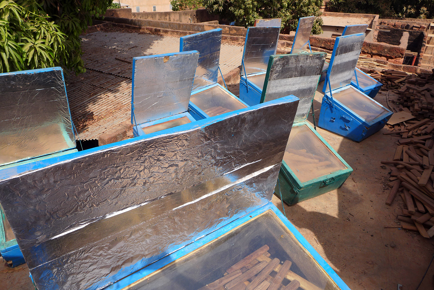 Plus d’une dizaine des fours solaires occupent la terrasse de l’atelier. La température peut monter à 100 degrés Celsius. 