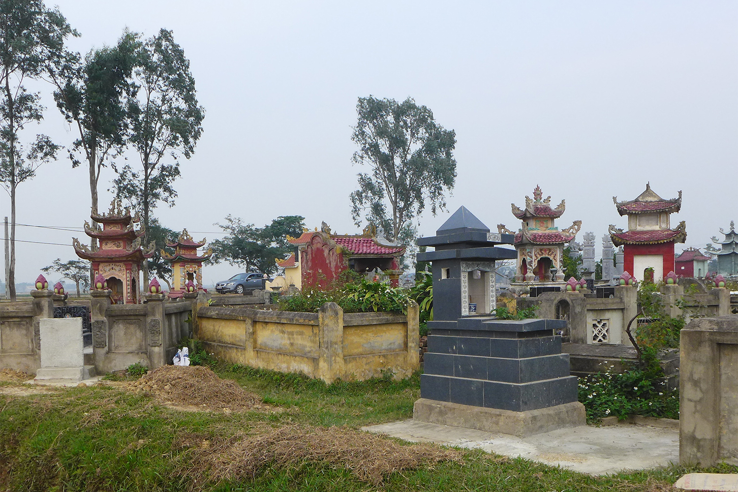 Au cours de ce week-end, nous nous rendons aussi au cimetière, pour nous recueillir sur la tombe des proches d’Hao aujourd’hui disparus