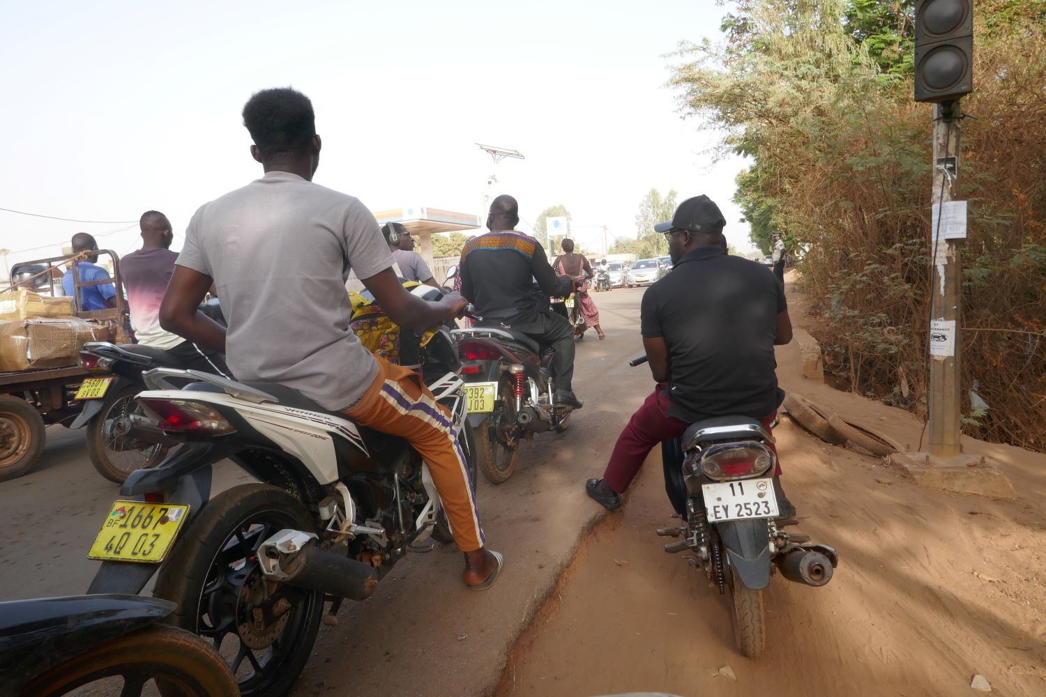 En chemin vers Tampouy, Madi et Tatiana parcourent les rues de Ouagadougou © Globe Reporters