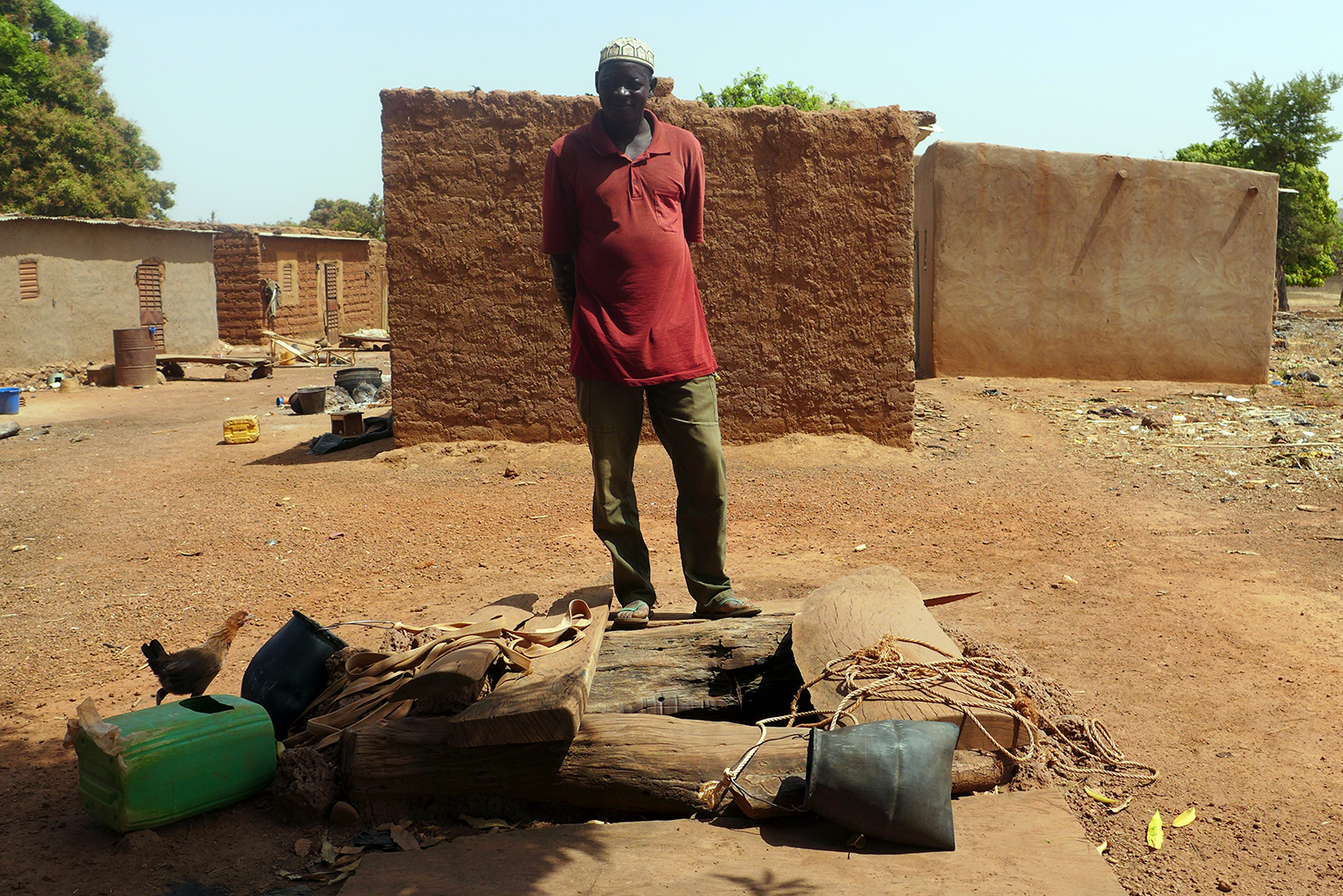 Khalifa WATARA montre le puits d’eau de sa cour. Grâce à lui, sa famille ne souffre pas de la sécheresse.