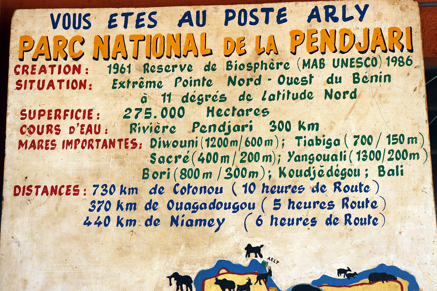 Panneau d’information au point d’Arly, l’endroit le plus au nord du parc. Nous sommes à quelques pas du Burkina Faso. 