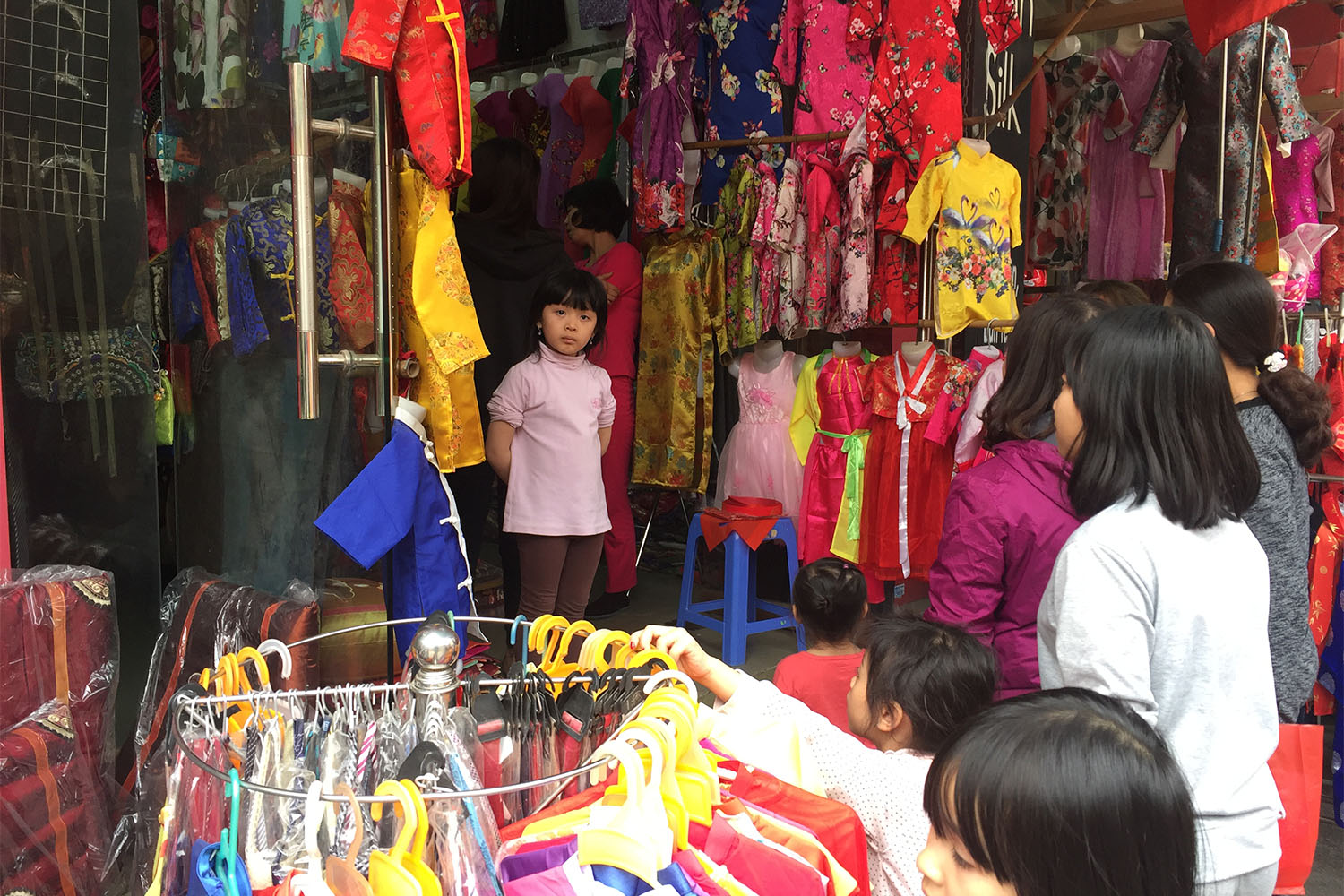 A l’approche du Têt, de nombreux Vietnamiens font les magasins, pour acheter de nouveaux habits, notamment aux enfants.