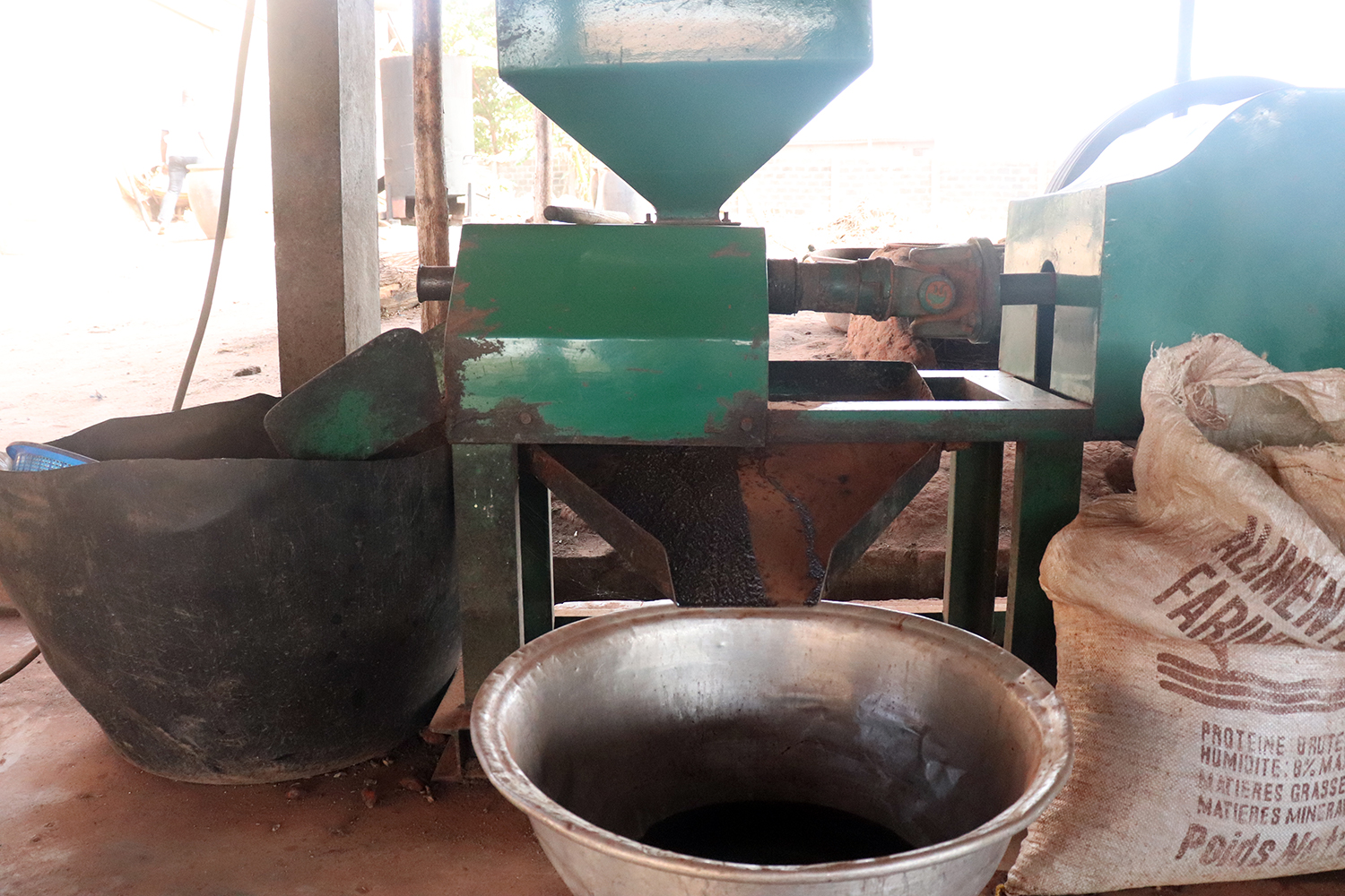 Machine pour extraire l’huile des noix de palme.