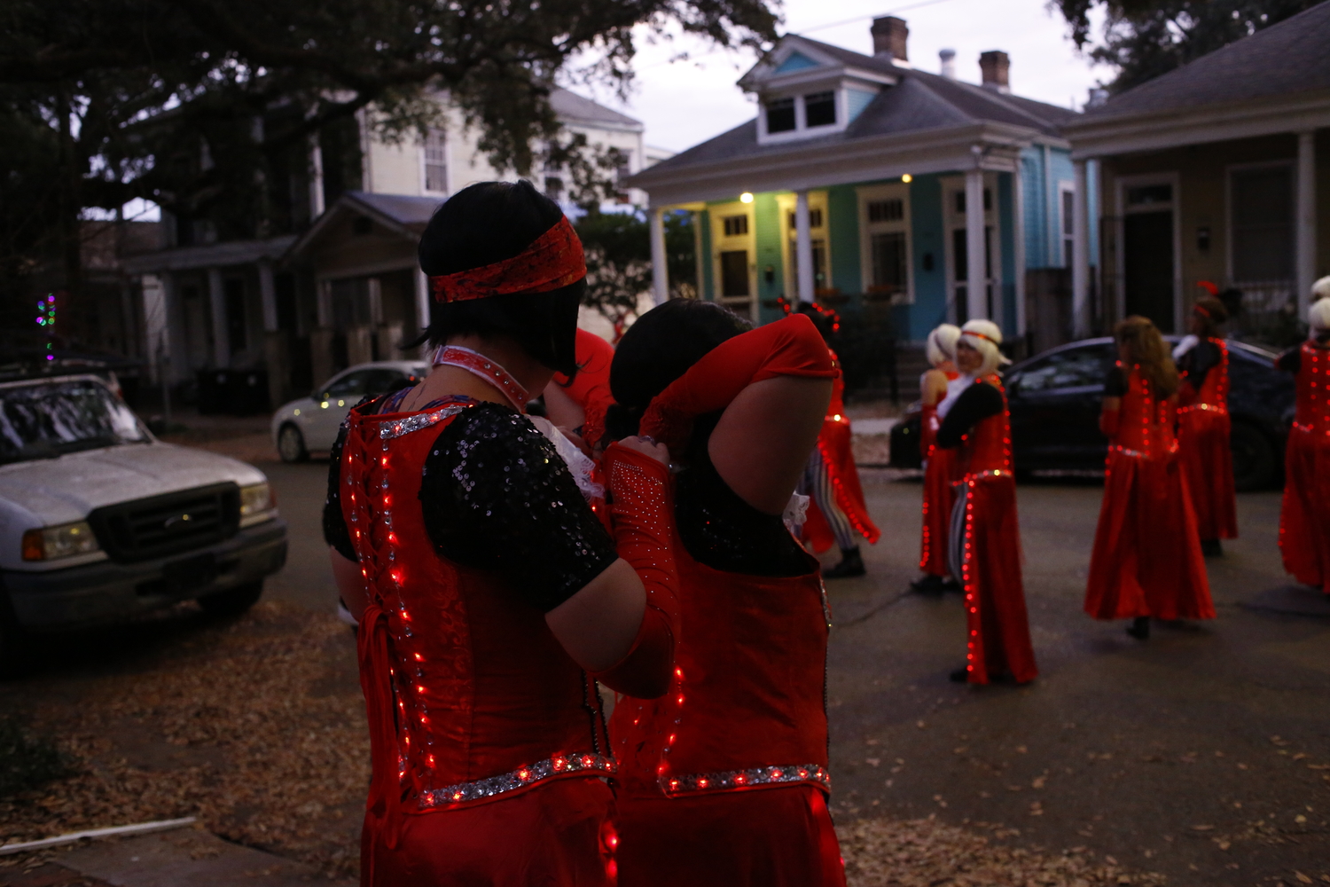 Finalisation des costumes du Krewe Les ReBelles, avant une répétition dans la rue © Globe Reporters