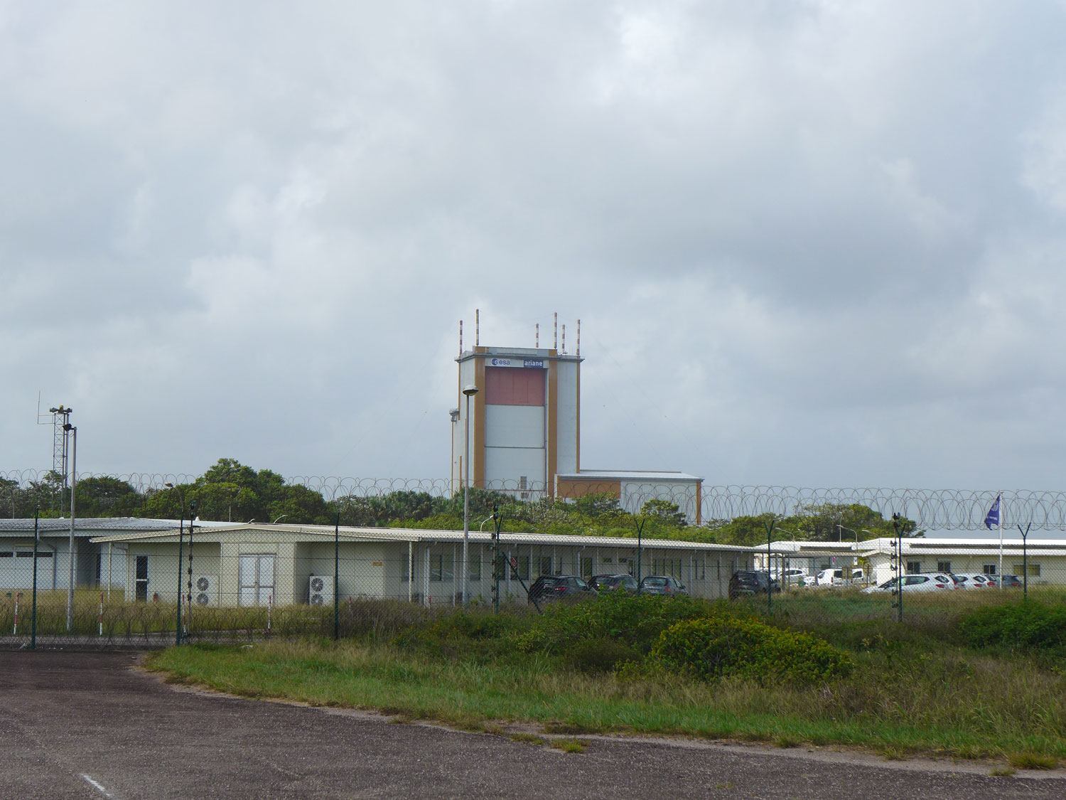 Derrière ce bâtiment est assemblée Ariane 6.