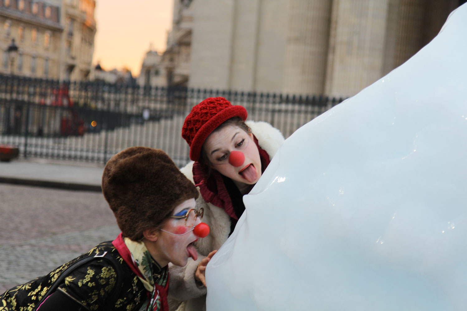Des clowns font irruption au milieu de « Ice Watch ». Crédit Valérie Rohart