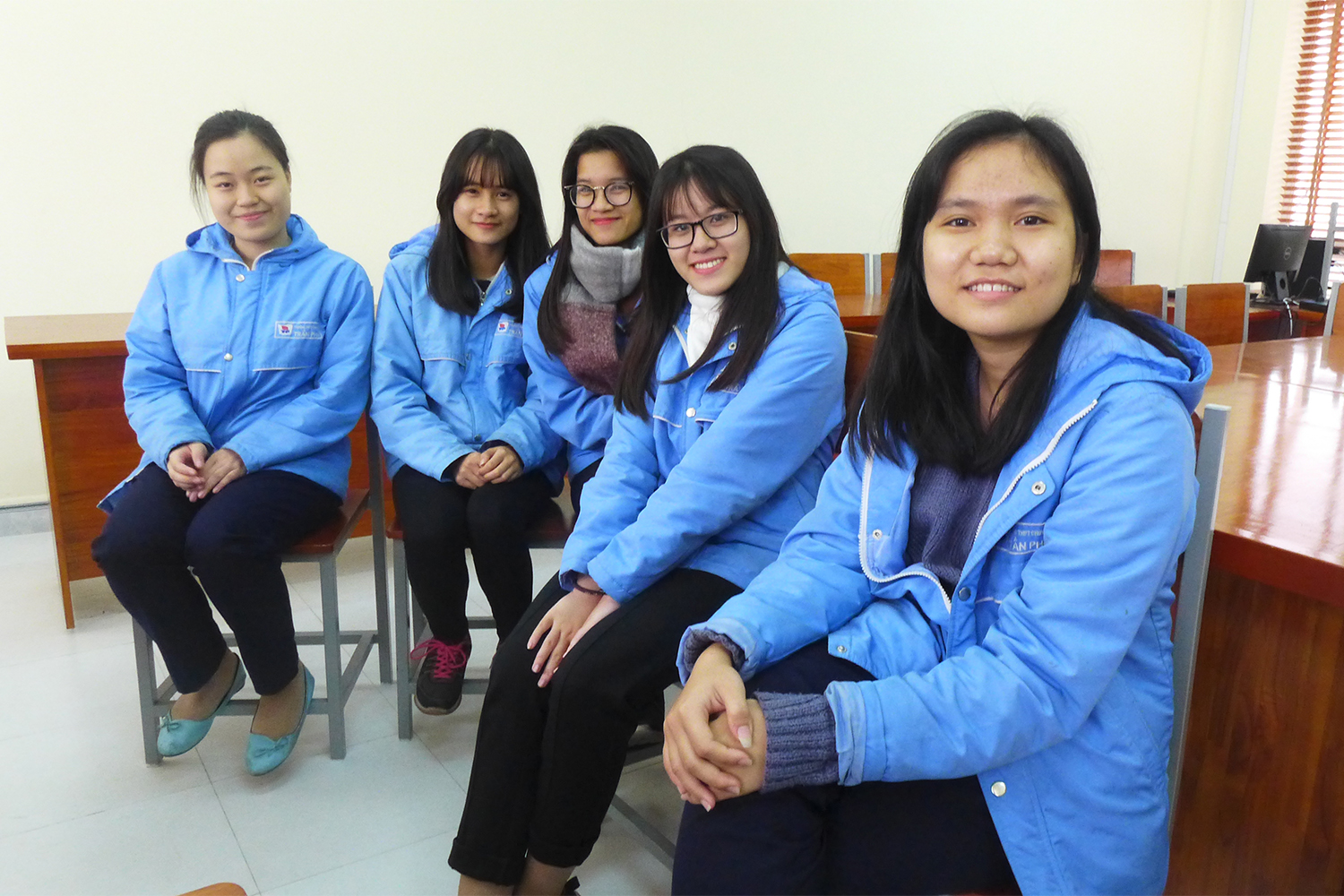 De gauche à droite : Hai Linh, Ngoc Ngo, Thuy Hoceng, Thuoi Nguyen, Dung Do, toutes élèves en terminale au lycée d’excellence Trân Phu, à Haiphong.