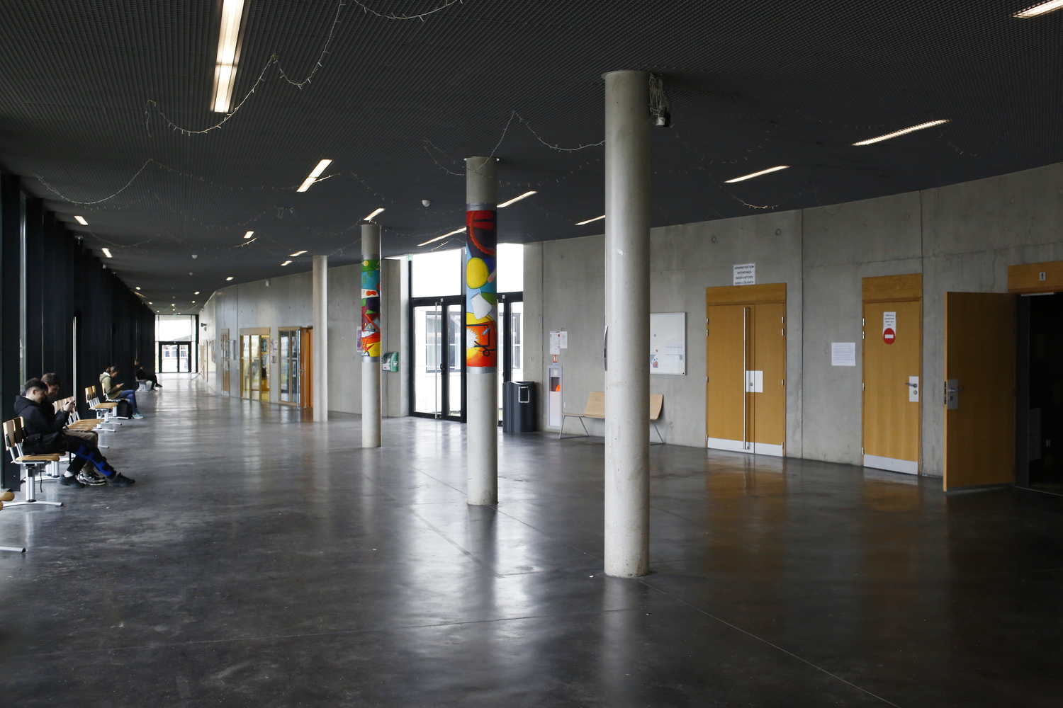 L’intérieur du nouveau bâtiment, qui accueille les bureaux, salle des profs, CDI, accueil, etc. © Globe Reporters