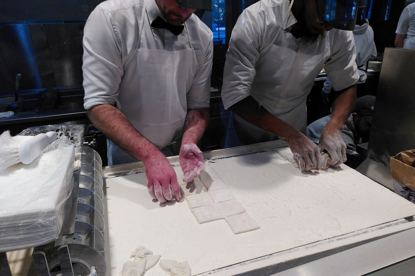 Préparation de beignets au Café du Monde à La Nouvelle-Orléans © Globe Reporters 