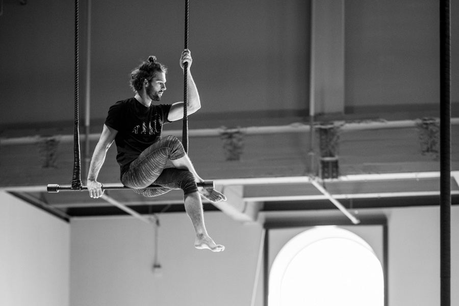 Un trapéziste dans les studios. Crédits : Les 7 Doigts/Matthias Plantard.