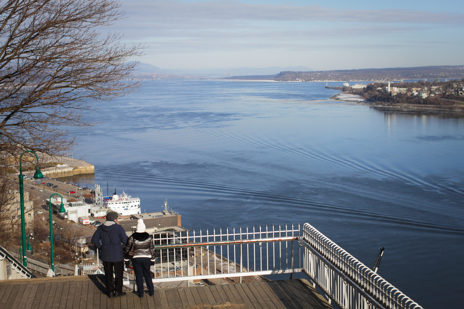 Vue sur le début de l’estuaire du Saint-Laurent, du haut de la citadelle de Québec.