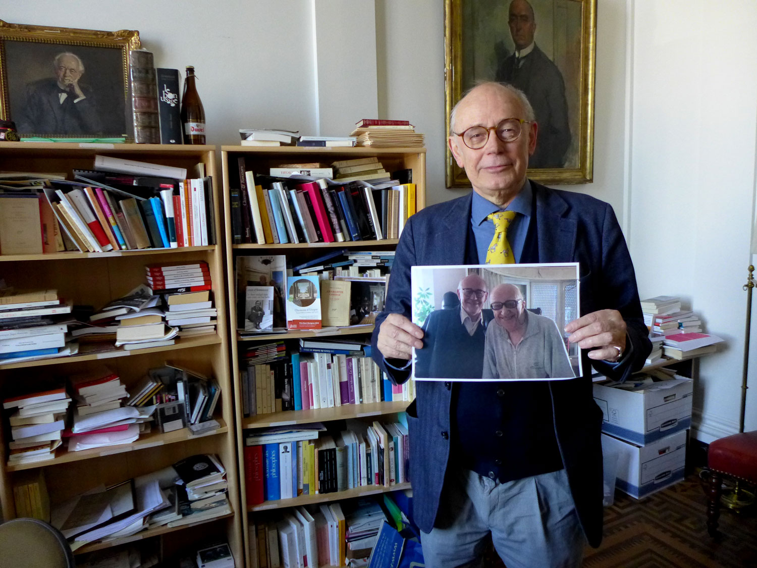 L’académicien pose devant l’objectif des globe-reporters avec une photo où il est en compagnie du dessinateur Henri Vernes, le créateur de la BD Bob Morane. 