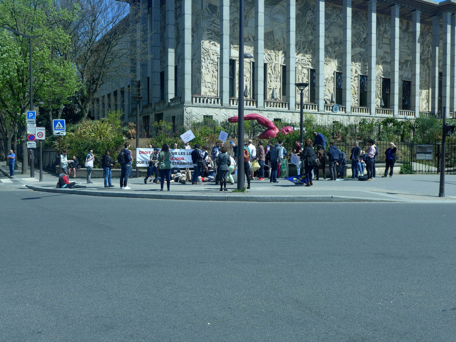 Ce jour-là, une manifestation devant le musée rappelle qu’un projet de loi sur l’immigration est en discussion au parlement et que tout le monde n’est pas d’accord. 