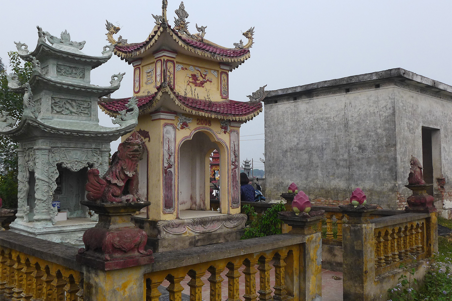 Les tombes sont construites au milieu de la rizière, elles ressemblent à de petites pagodes. Par respect pour les personnes présentes, je n’ai photographié personne en train de prier.
