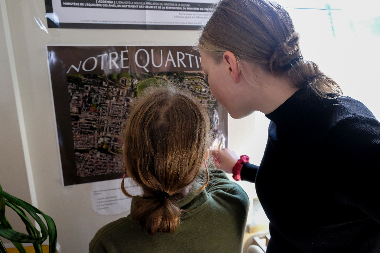 Dans la bibliothèque, une carte permet aux deux élèves de montrer où se situe l’école. Il s’agit du quartier de Montcalm à Québec © Globe Reporters