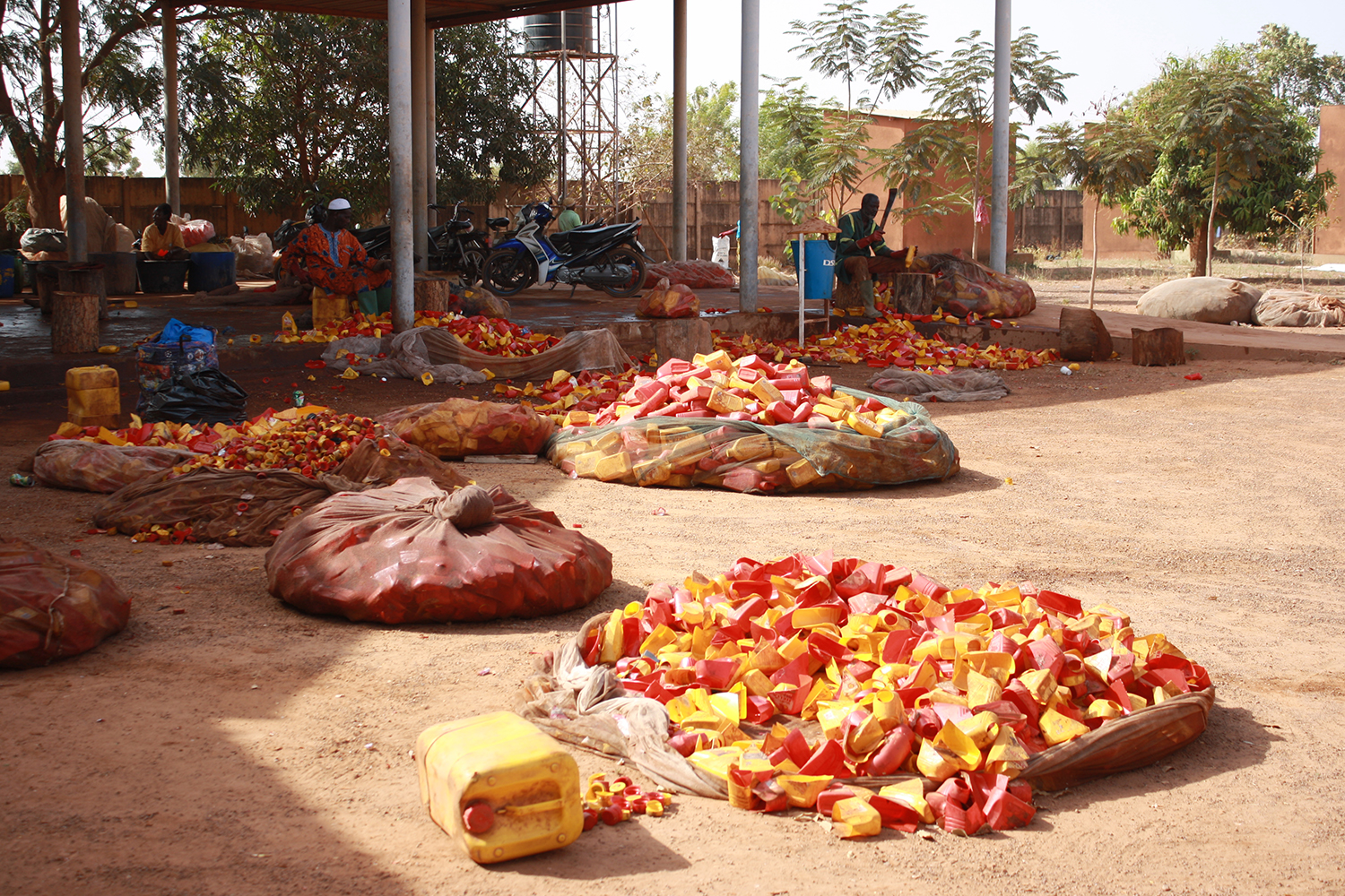 Des tonnes et des tonnes de plastiques sont cumulées chaque année à l’Unité de valorisation des déchets de Ouagadougou.