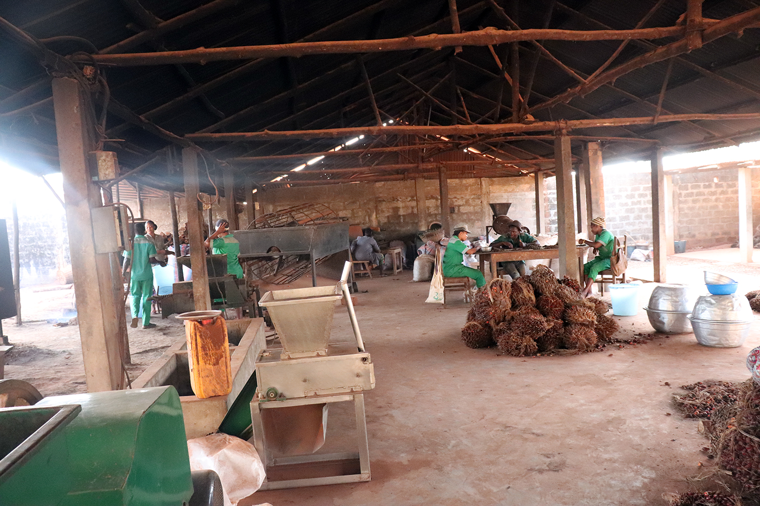 Ici, les noix de palme sont transformées en huile alimentaire qui sert notamment pour la fabrication de savon.
