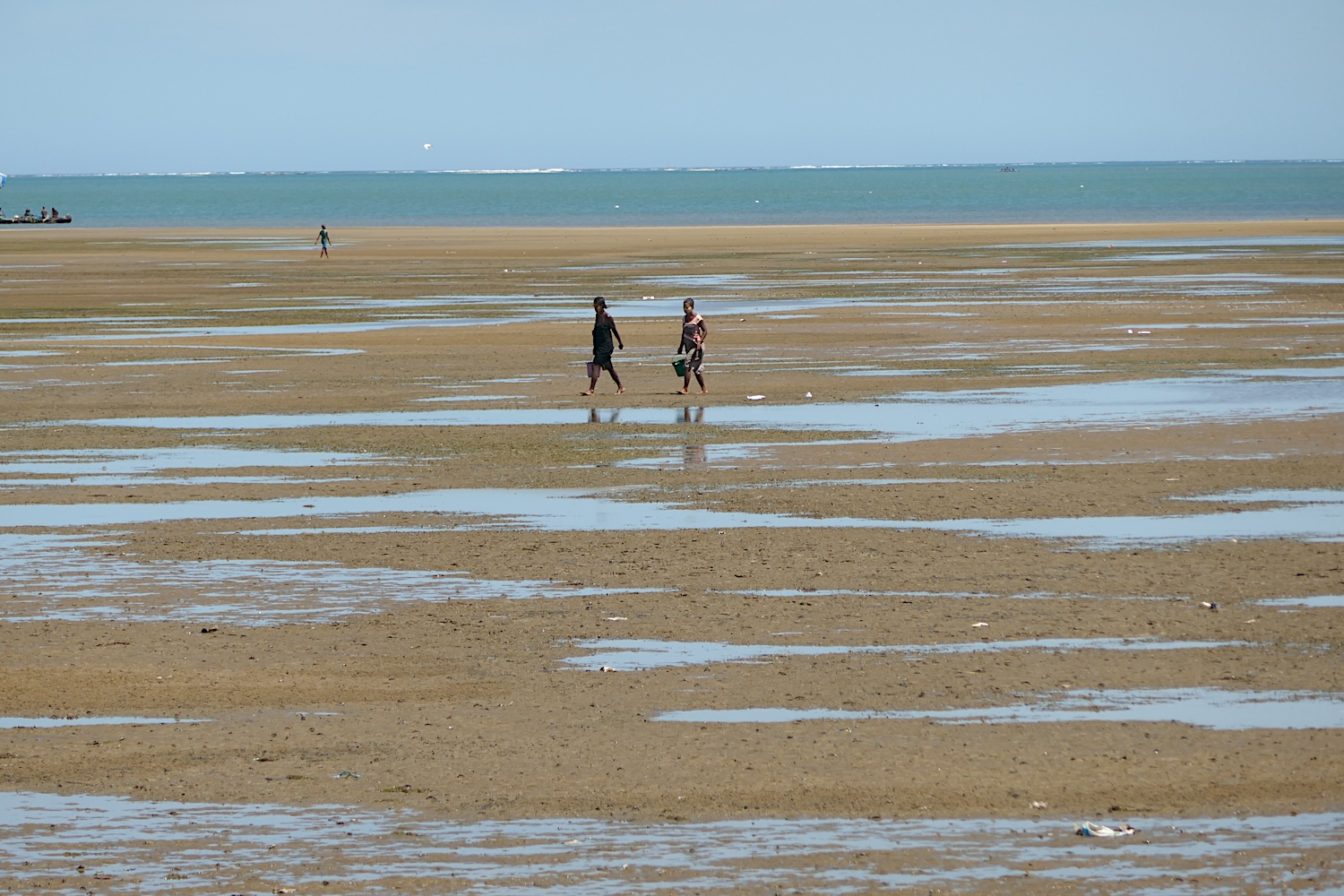 Au retour de Mangily, à Tuléar, c’est marée basse. Les gens se promènent sur la plage © Globe Reporters