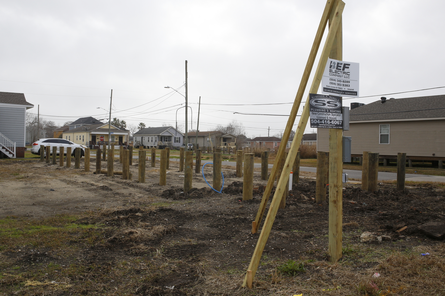 Constructions des fondations sur pilotis d’une nouvelle maison © Globe Reporters