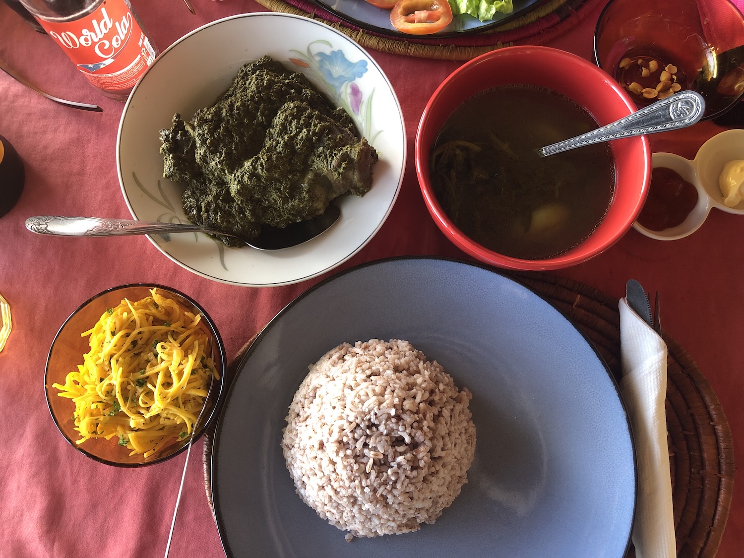 Voilà un des plats nationaux, le porc ravitoto, préparé à base de viande de porc aux feuilles de manioc pilées, de légumes et du riz, un plat plein de saveurs, servi dans différents bols pour  que chacun fasse un mélange à son goût de chacun et chacune © Globe Reporters