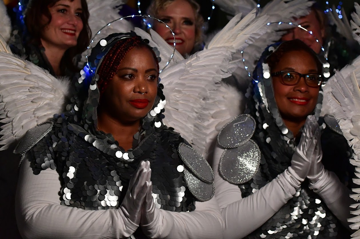 Les femmes qui interprètent les anges lors de la cérémonie de remise de l’épée, le 6 janvier 2024. L’émotion est palpable © Krewe de Jeanne d’Arc