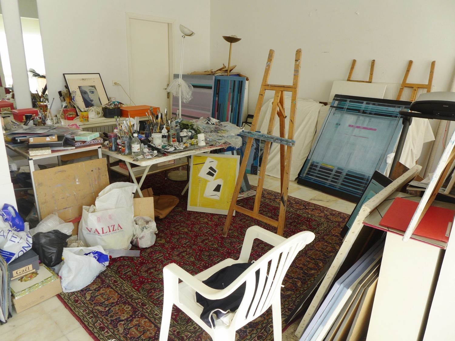 Aziza Assad a installé son atelier dans son appartement. Du coup, elle ne sort pas beaucoup de chez elle, explique-t-elle.