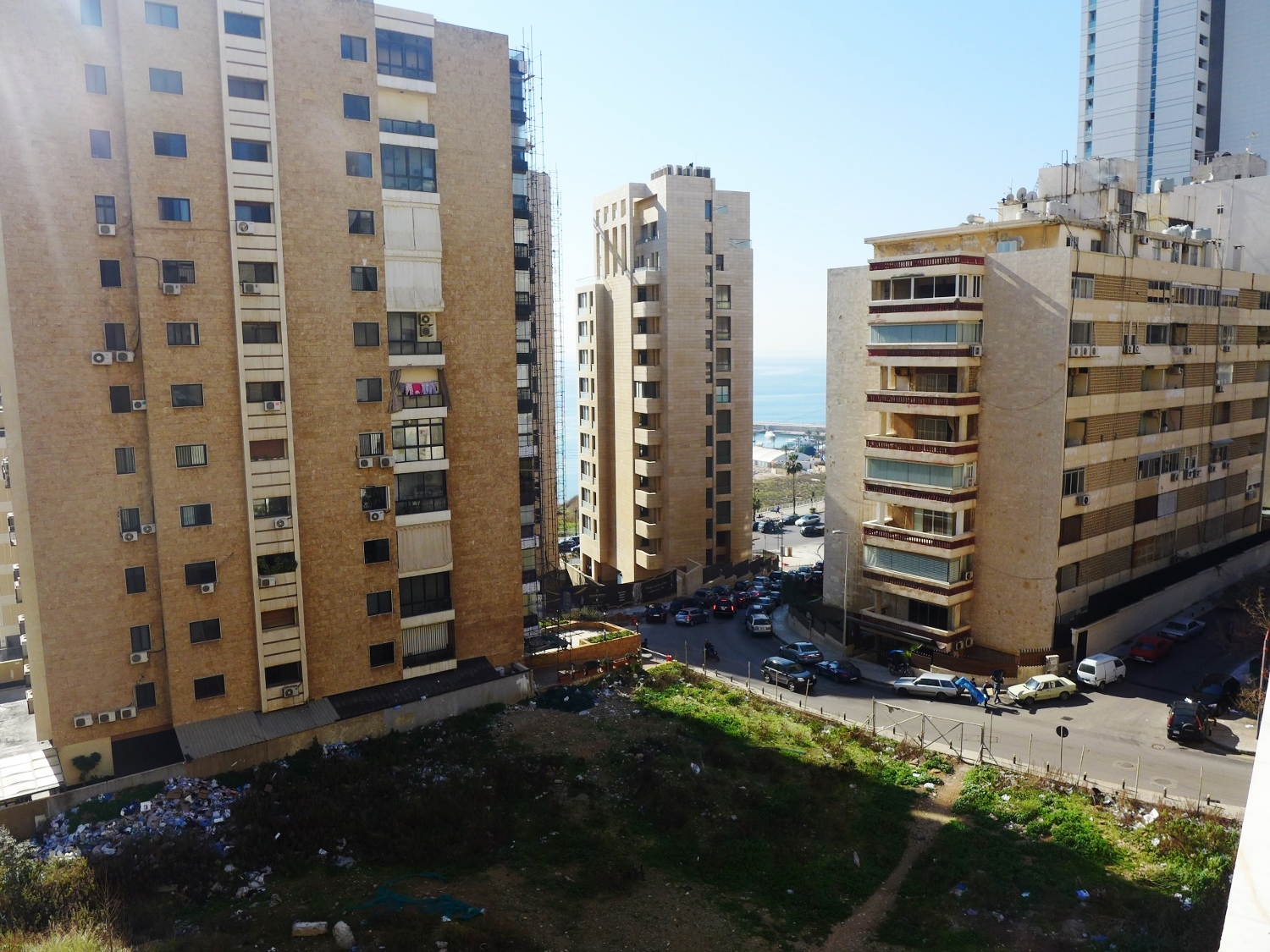 Aziza habite dans le quartier Ain El Tineh, dans Beyrouth ouest. C’est un quartier résidentiel, mixte mais à majorité musulmane. De la fenêtre de son atelier, on aperçoit la mer, qui est à deux pas.