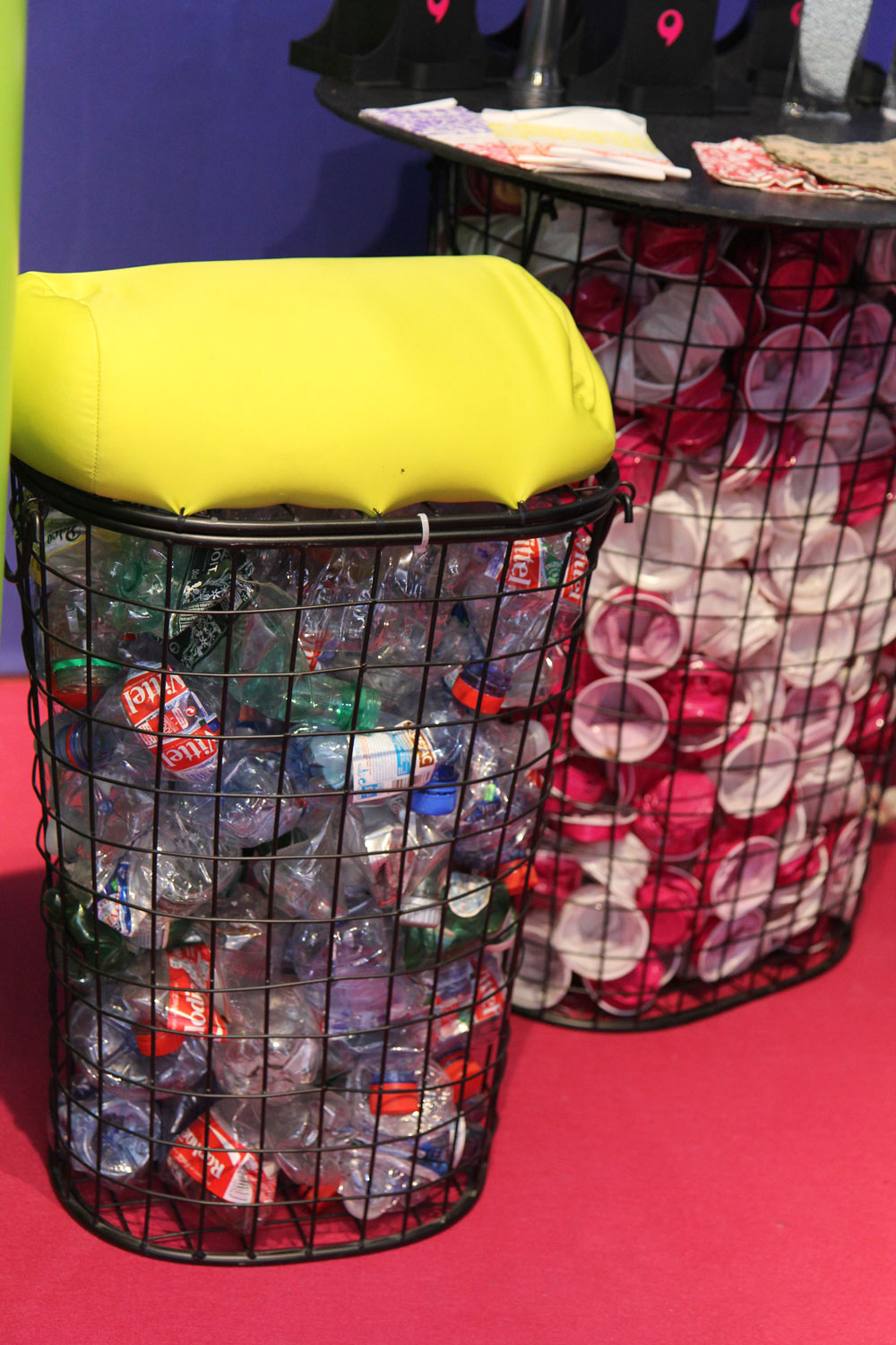 Avec cette poubelle de bouteilles plastiques et de canettes, on peut produire des granules de plastique contenus dans le coussin jaune. Crédit photo Valérie Rohart