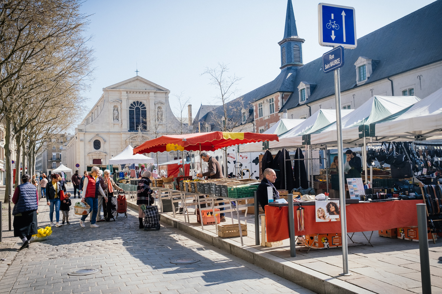 En ce mardi matin ensoleillé, un petit marché a lieu sur une place de Reims non loin d’où habite Thomas Lesage © Globe Reporters
