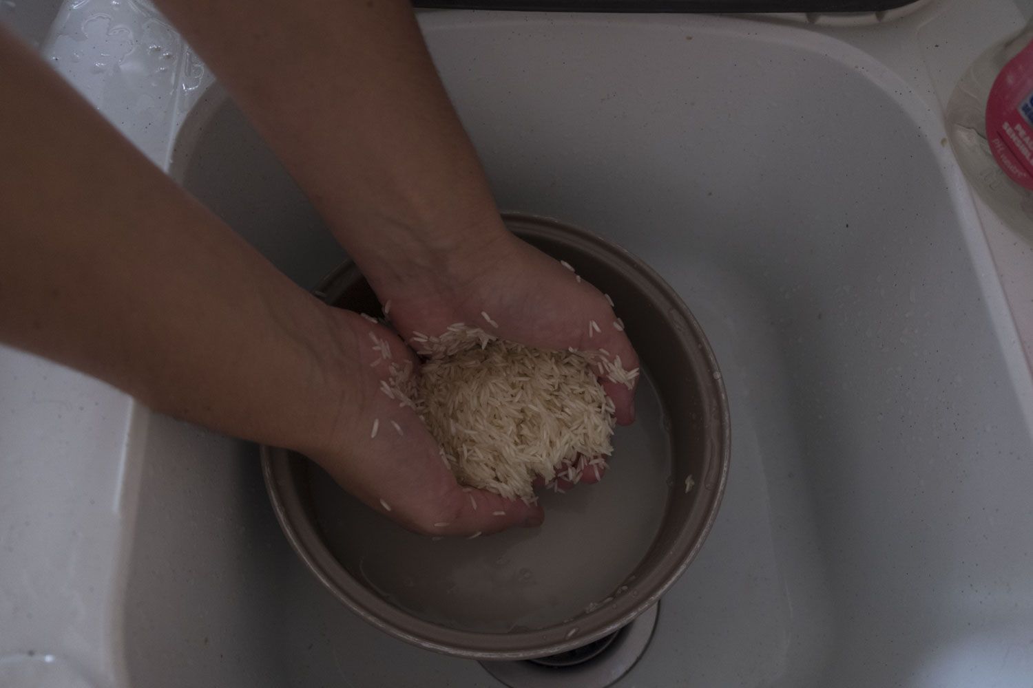 Laver le riz six fois à l’eau pour enlever l’amidon.
