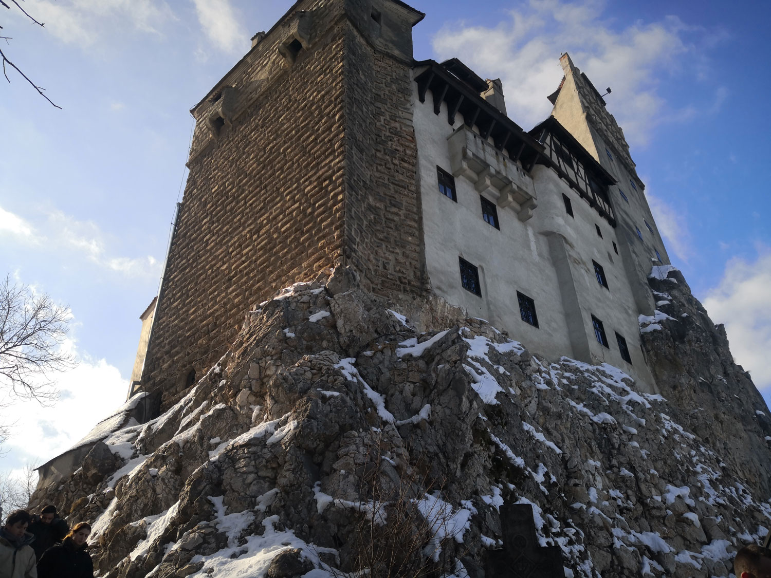 Le château a été construit en 1377 sur un rocher © Globe Reporters
