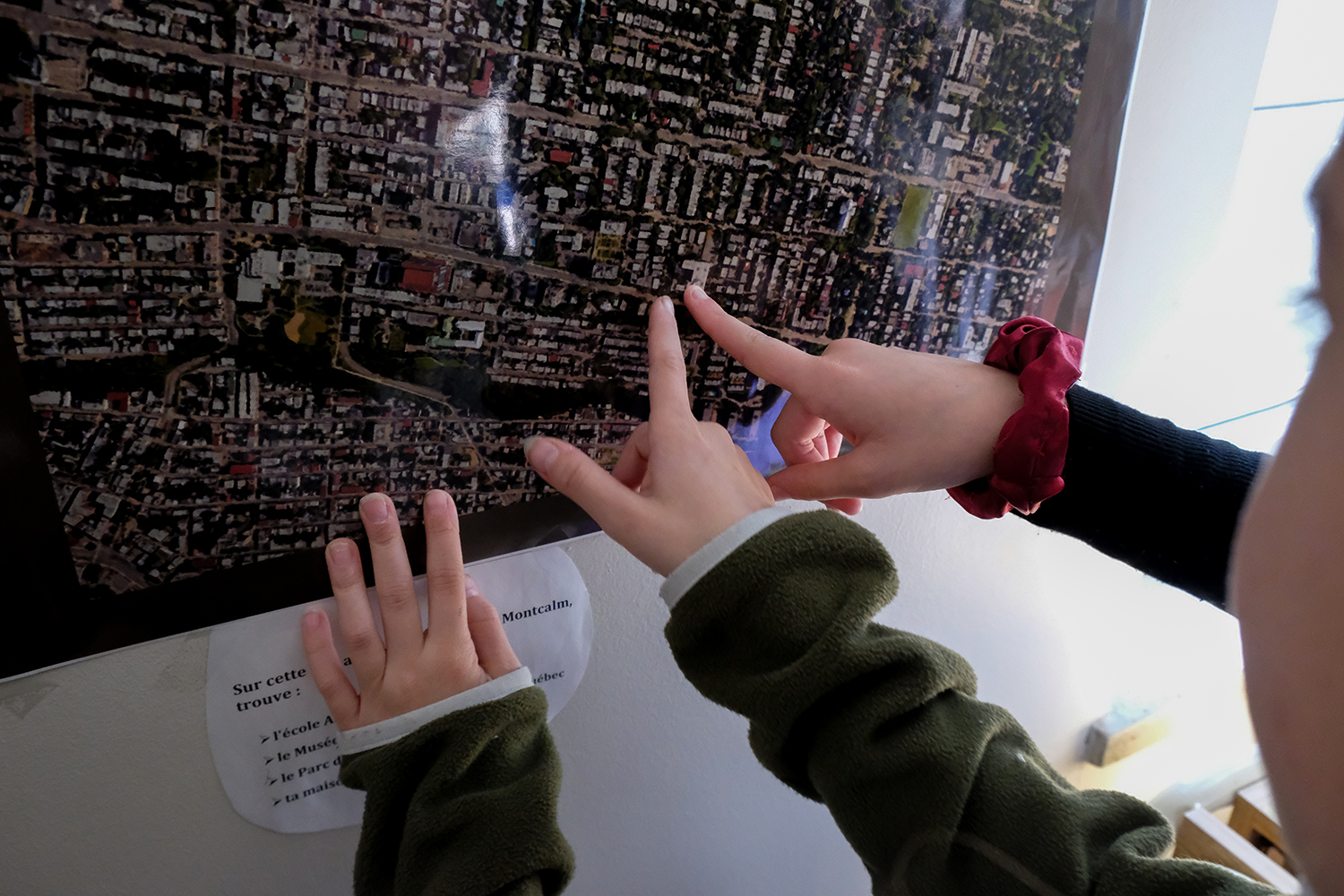 Elles montrent à la journaliste où se trouvent leurs maisons ! Léa et Clara habitent dans le même quartier que l’école © Globe Reporters