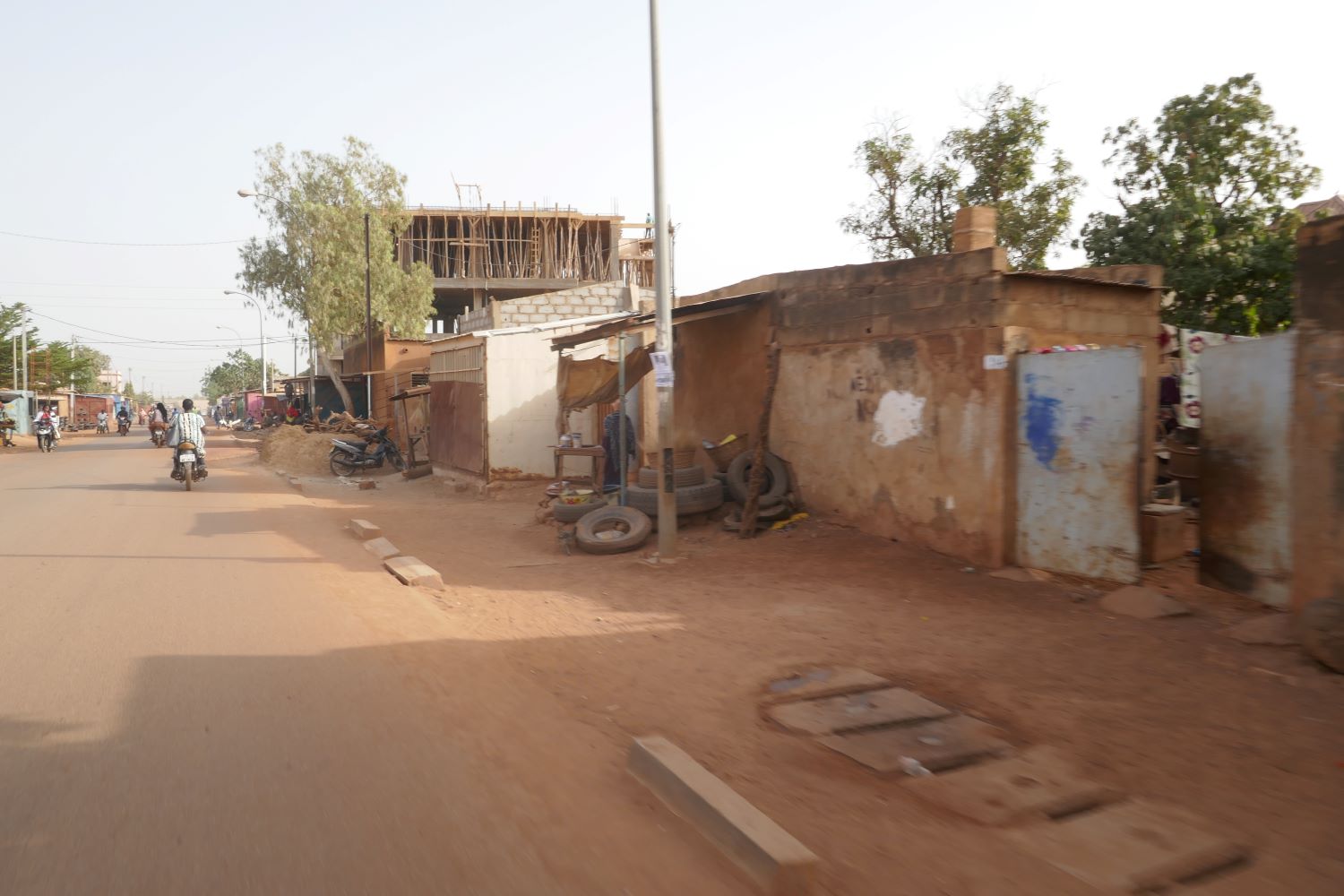 Vue des rues de Ouagadougou depuis la moto © Globe Reporters