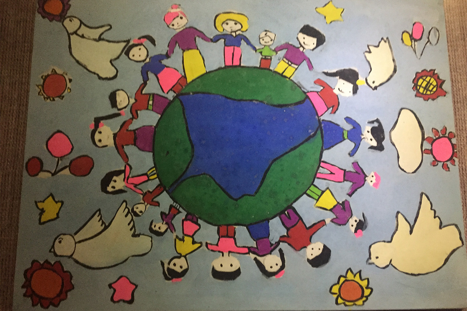 « We need peace », des enfants vietnamiens dessinent la paix.